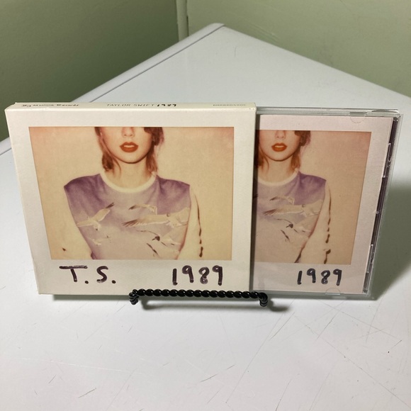 Taylor Swift 1989 Original 2014 CD Complete with Polaroids - Picture 1 of 4